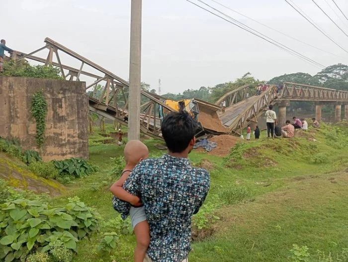 বালুবোঝাই ট্রাক উঠতেই ভেঙে পড়ল সেতু, দুর্ভোগে হাজারো মানুষ